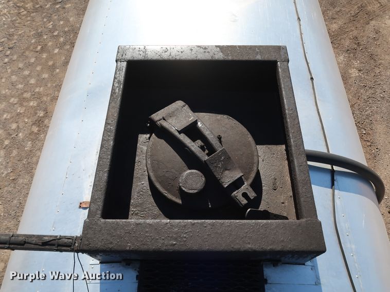 image for item DJ2452 2010 International 7400  oil distributor truck