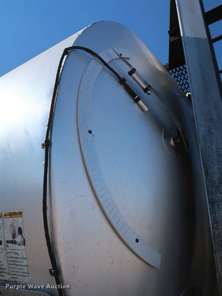 image for item DJ2452 2010 International 7400  oil distributor truck