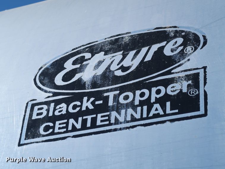 image for item DJ2452 2010 International 7400  oil distributor truck