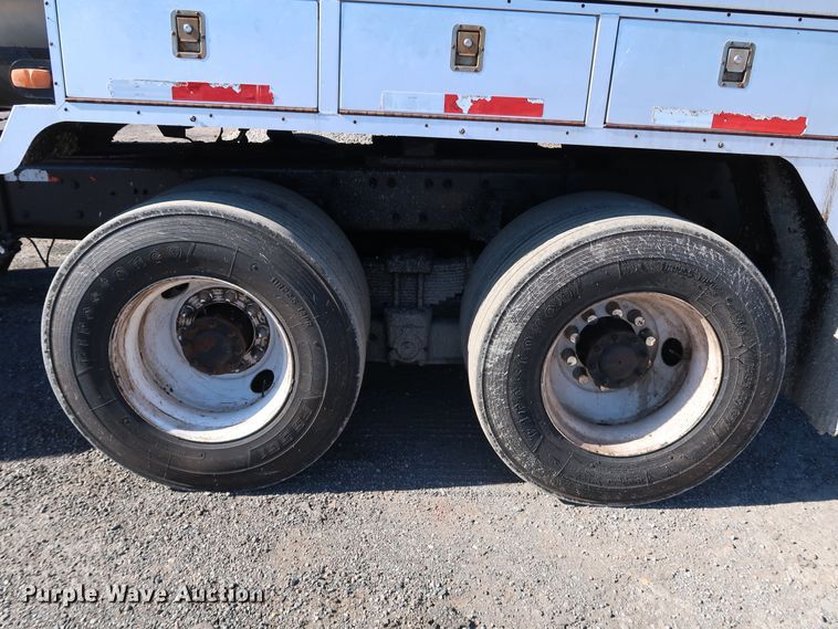 image for item DJ2452 2010 International 7400  oil distributor truck