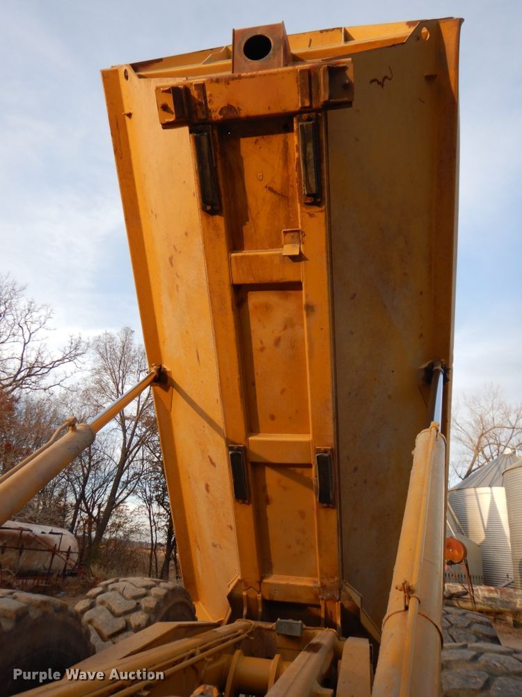 image for item DK1414 1997 Caterpillar D250E  haul truck