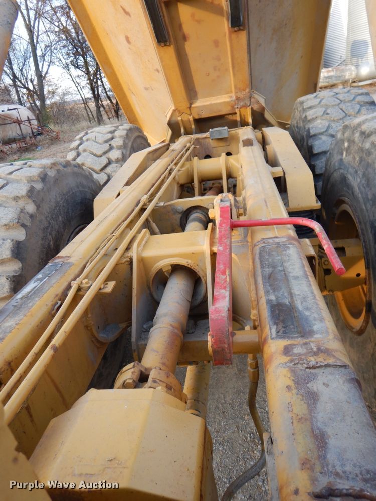 image for item DK1414 1997 Caterpillar D250E  haul truck