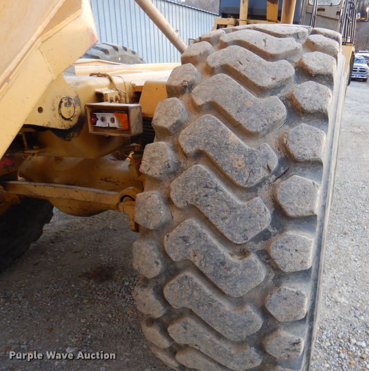 image for item DK1414 1997 Caterpillar D250E  haul truck