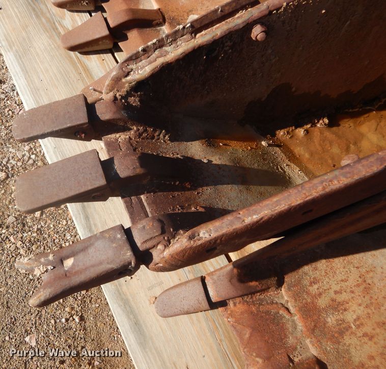 image for item DK3256 Excavator attachments