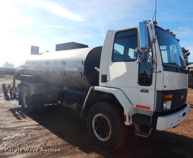 image for item DK3260 1995 Ford CF8000  oil distributor truck