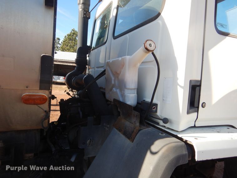 image for item DK3260 1995 Ford CF8000  oil distributor truck