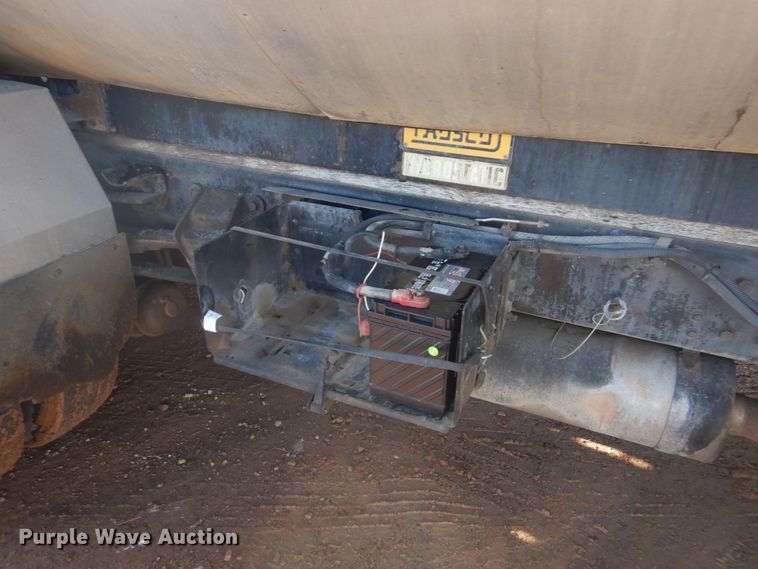 image for item DK3260 1995 Ford CF8000  oil distributor truck