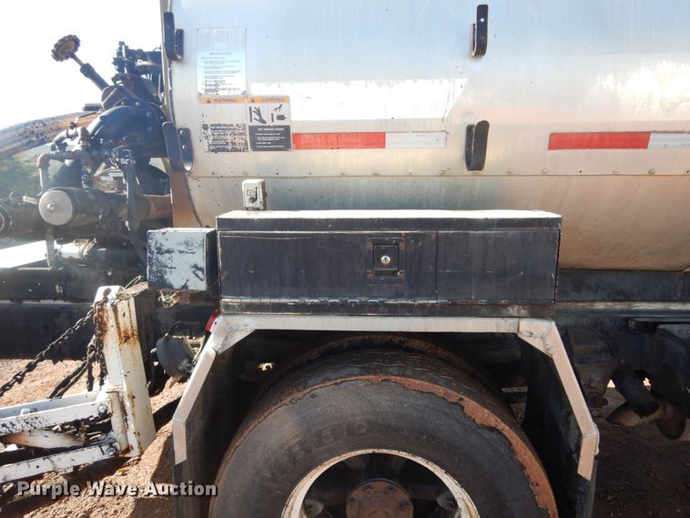 image for item DK3260 1995 Ford CF8000  oil distributor truck