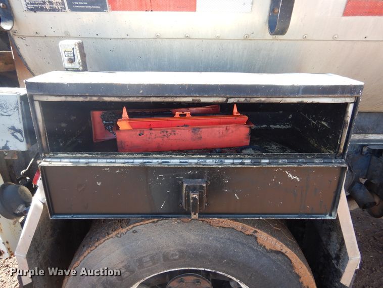 image for item DK3260 1995 Ford CF8000  oil distributor truck