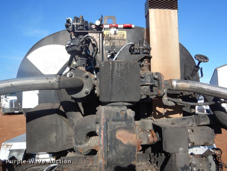 image for item DK3260 1995 Ford CF8000  oil distributor truck