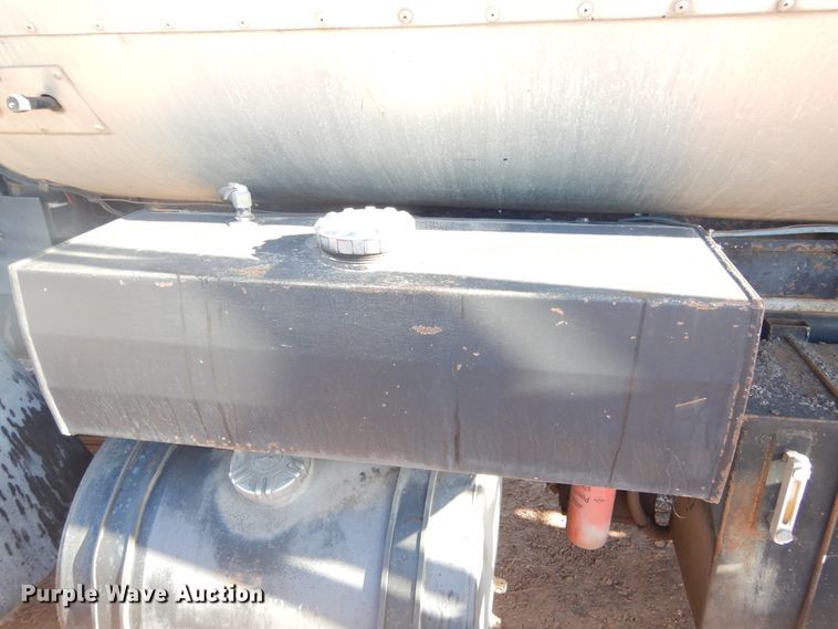 image for item DK3260 1995 Ford CF8000  oil distributor truck