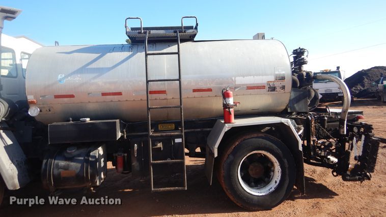 image for item DK3260 1995 Ford CF8000  oil distributor truck