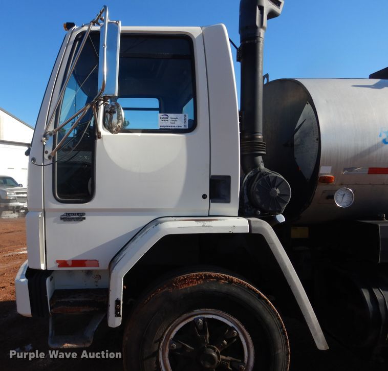 image for item DK3260 1995 Ford CF8000  oil distributor truck