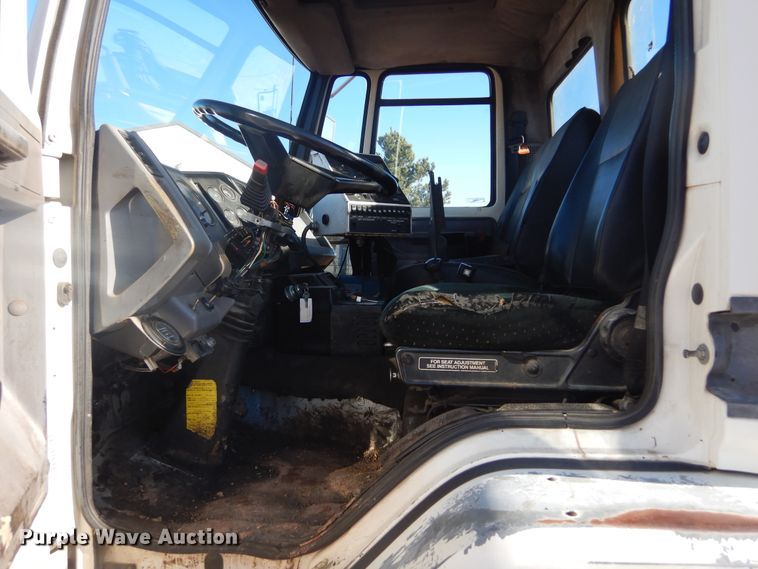 image for item DK3260 1995 Ford CF8000  oil distributor truck