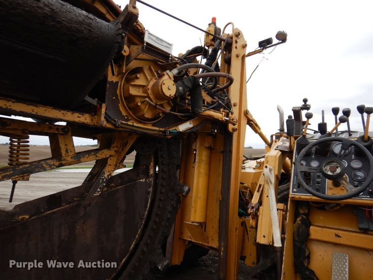 image for item DL5765 2000 Buckeye 6200M  tile plow