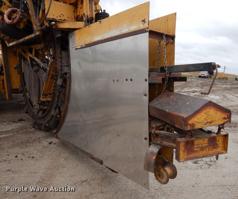 image for item DL5765 2000 Buckeye 6200M  tile plow