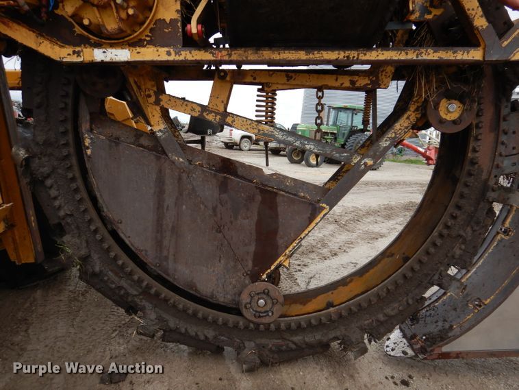 image for item DL5765 2000 Buckeye 6200M  tile plow