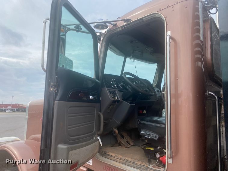 image for item DL6167 2012 Peterbilt 388  flatbed truck with mud mixer