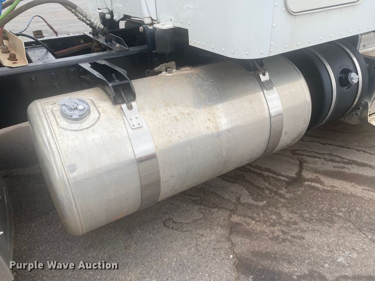 image for item DL6169 2013 Peterbilt 388  semi truck