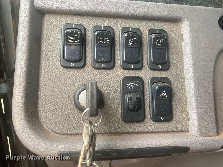 image for item DL6169 2013 Peterbilt 388  semi truck