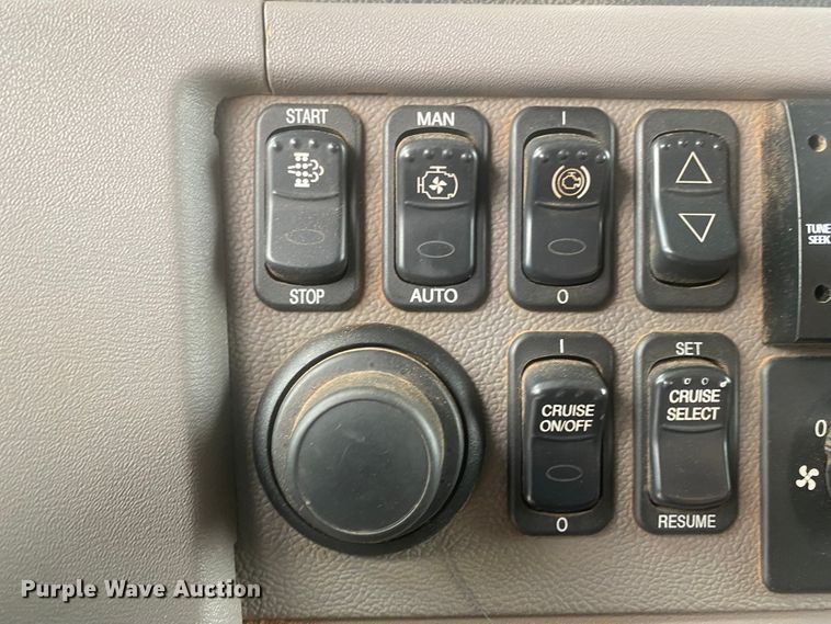 image for item DL6169 2013 Peterbilt 388  semi truck