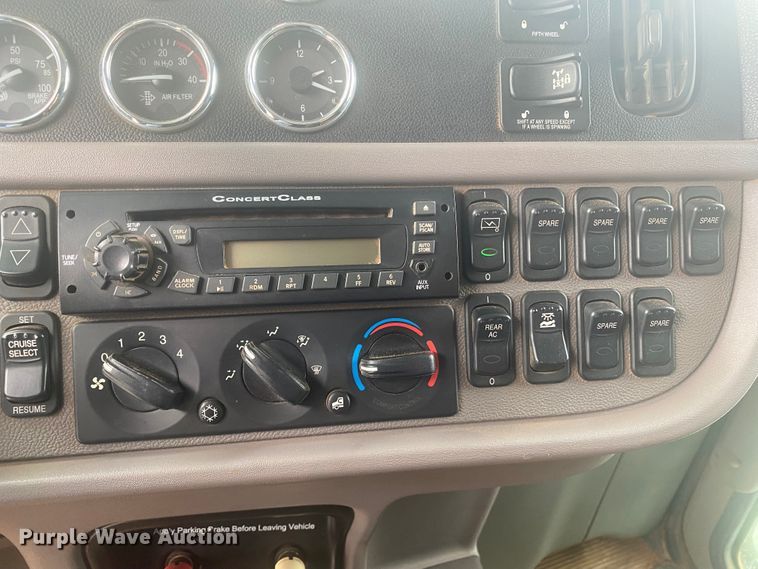 image for item DL6169 2013 Peterbilt 388  semi truck