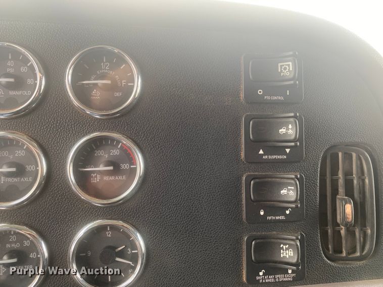 image for item DL6169 2013 Peterbilt 388  semi truck