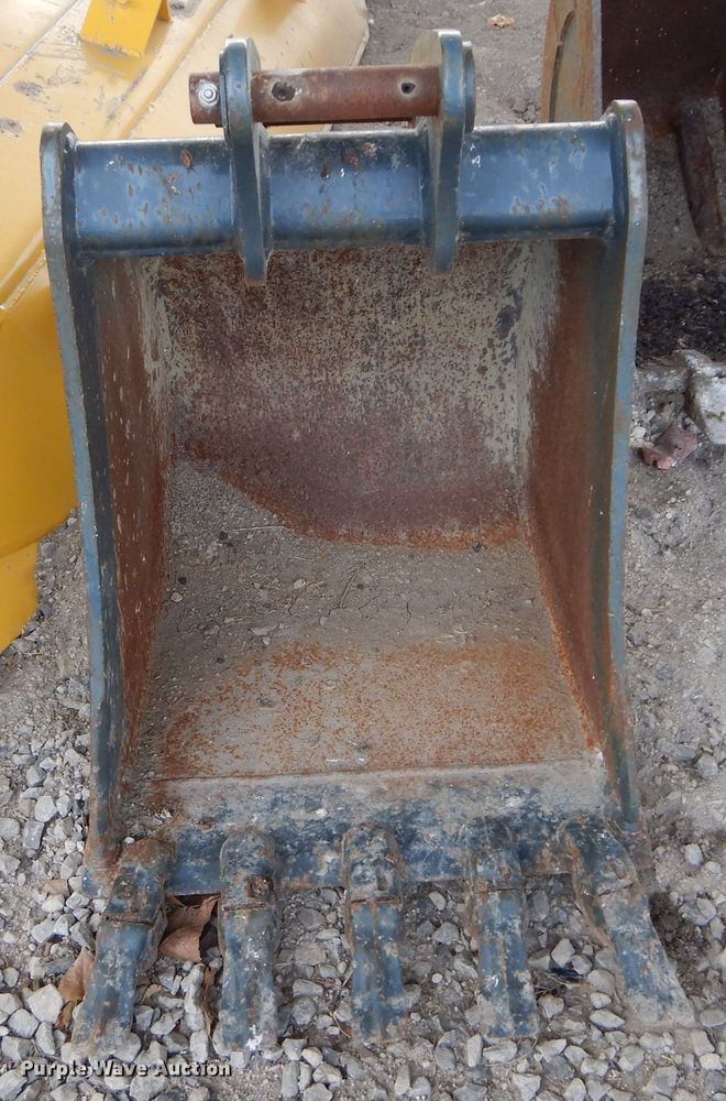 image for item DM0689 Volvo  24" W excavator bucket