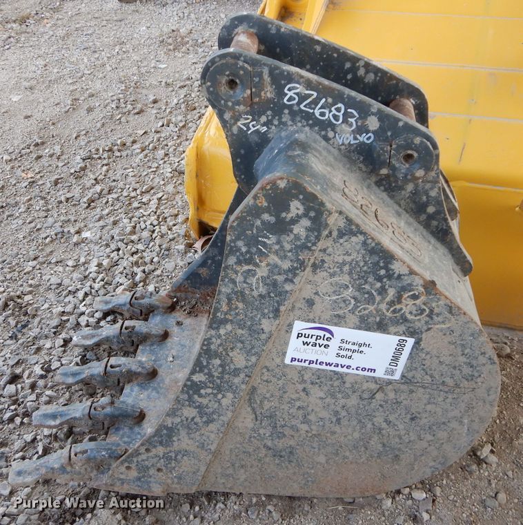 image for item DM0689 Volvo  24" W excavator bucket