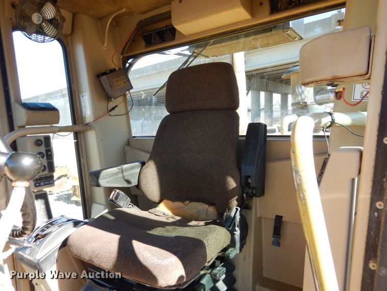 image for item DM0735 2000 Caterpillar 143H  motor grader