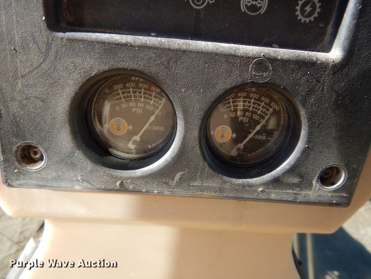 image for item DM0735 2000 Caterpillar 143H  motor grader