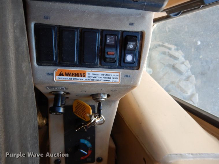 image for item DM0735 2000 Caterpillar 143H  motor grader