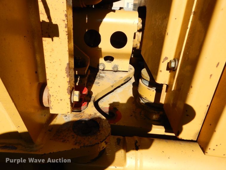 image for item DM0735 2000 Caterpillar 143H  motor grader