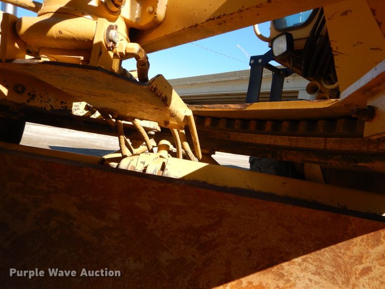 image for item DM0735 2000 Caterpillar 143H  motor grader