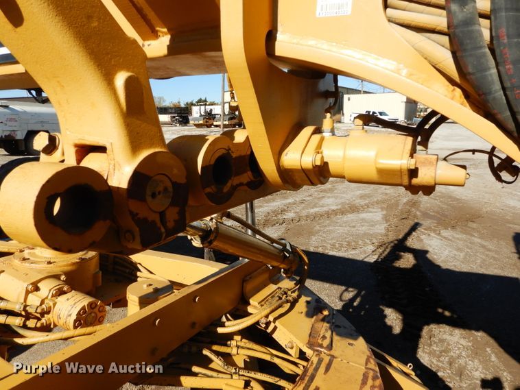 image for item DM0735 2000 Caterpillar 143H  motor grader