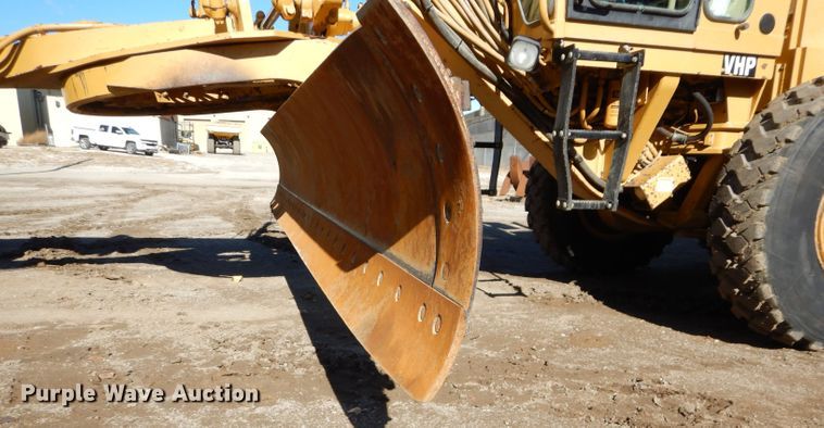 image for item DM0735 2000 Caterpillar 143H  motor grader