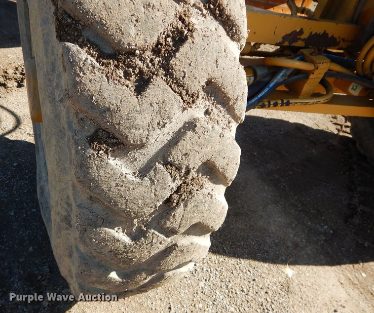 image for item DM0735 2000 Caterpillar 143H  motor grader