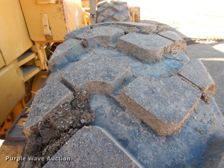 image for item DM0735 2000 Caterpillar 143H  motor grader