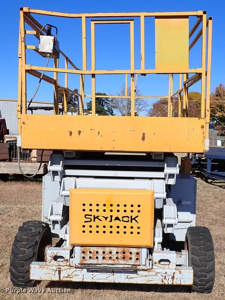 image for item DN2240 1998 Sky Jack 3J 8841  scissor lift