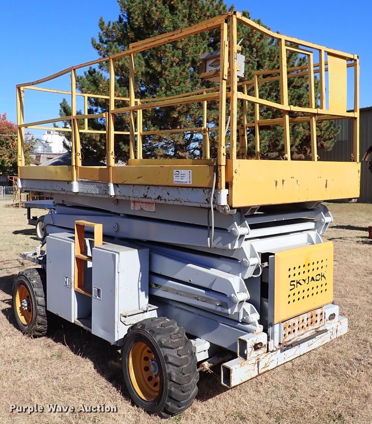 image for item DN2240 1998 Sky Jack 3J 8841  scissor lift