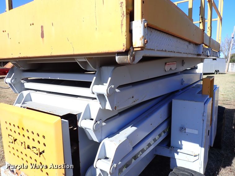 image for item DN2240 1998 Sky Jack 3J 8841  scissor lift