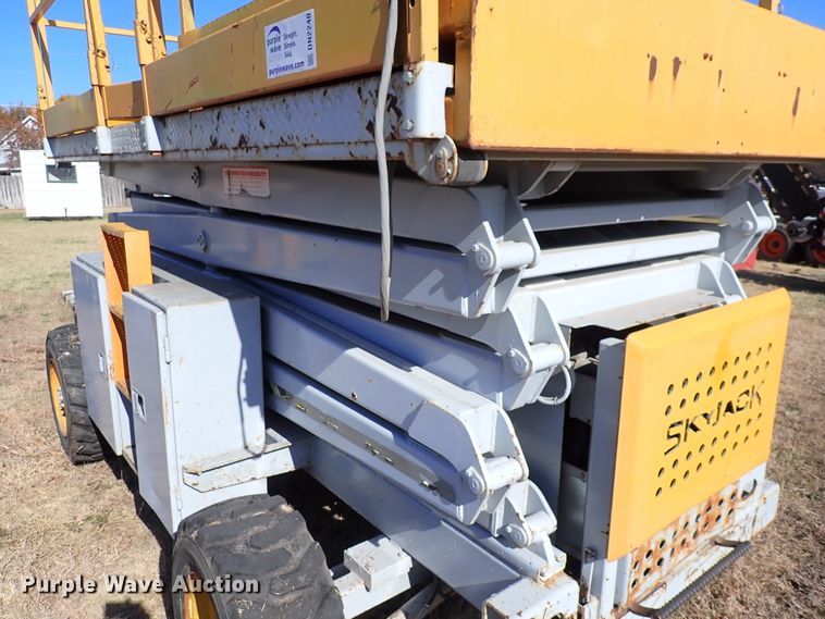 image for item DN2240 1998 Sky Jack 3J 8841  scissor lift