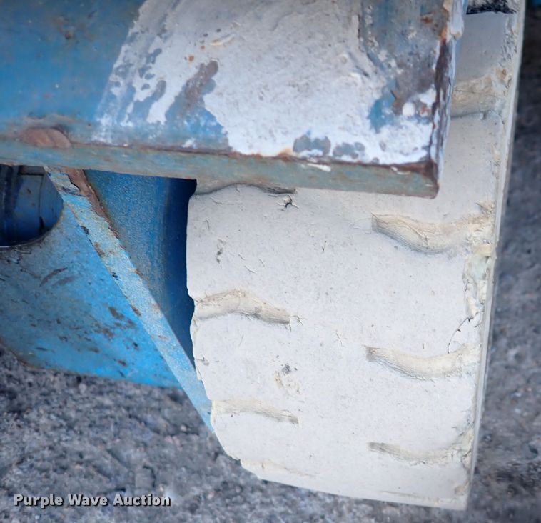 image for item DN2269 2001 Genie GS-1930  scissor lift