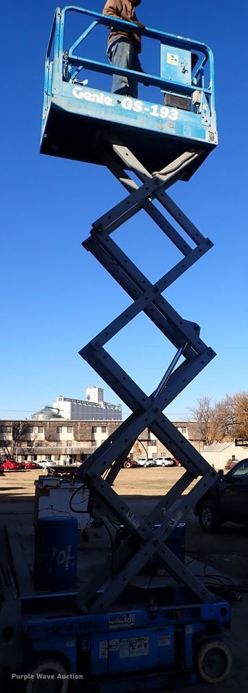 image for item DN2269 2001 Genie GS-1930  scissor lift