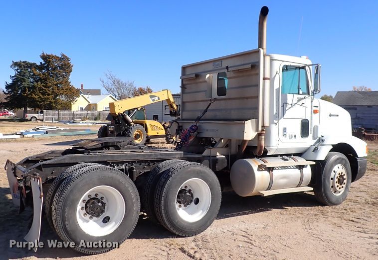 image for item DN2271 1995 International 9200  semi truck