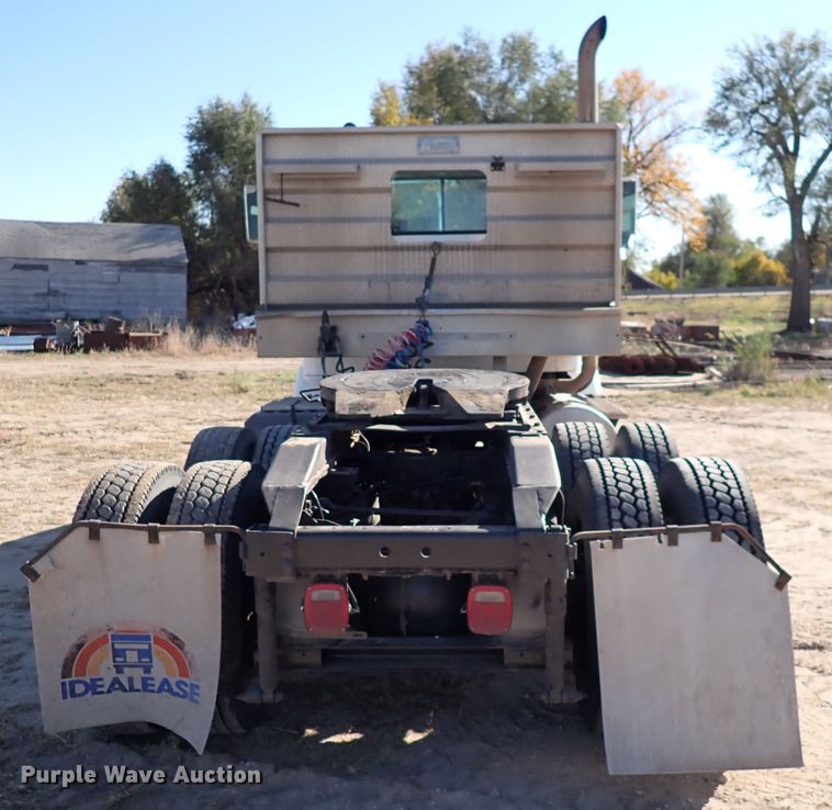 image for item DN2271 1995 International 9200  semi truck