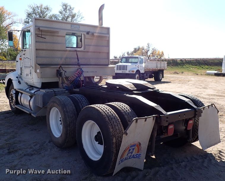 image for item DN2271 1995 International 9200  semi truck