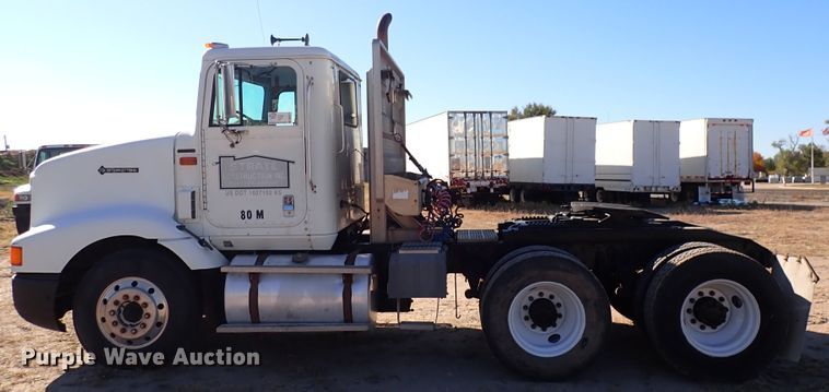 image for item DN2271 1995 International 9200  semi truck