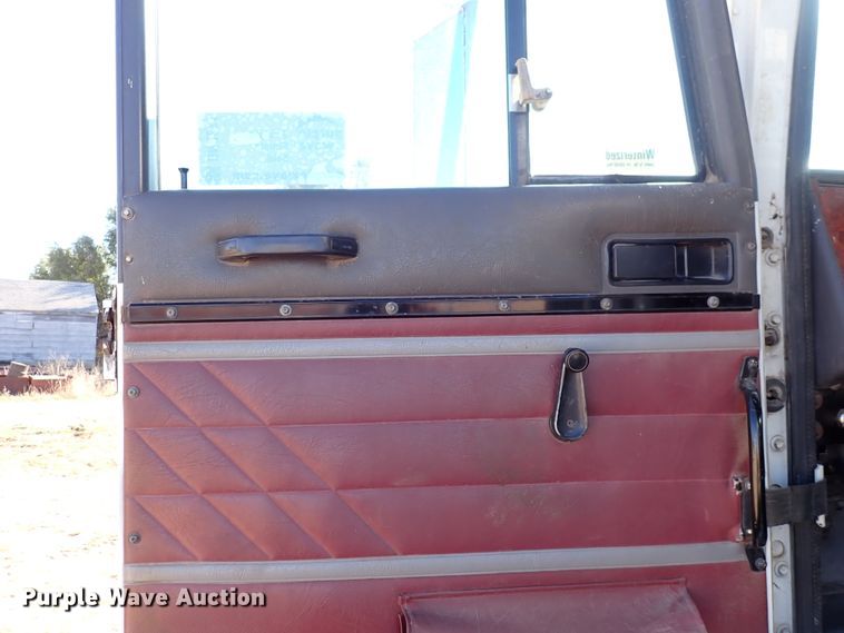 image for item DN2271 1995 International 9200  semi truck