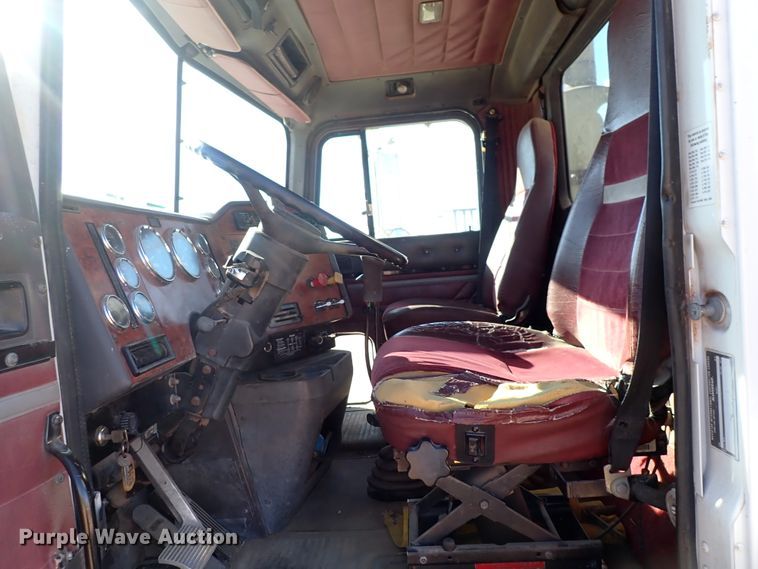 image for item DN2271 1995 International 9200  semi truck